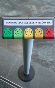 Ügyfél-elégedettség mérő terminál oszlopos kivitelben, magyar nyelvű kérdéssel